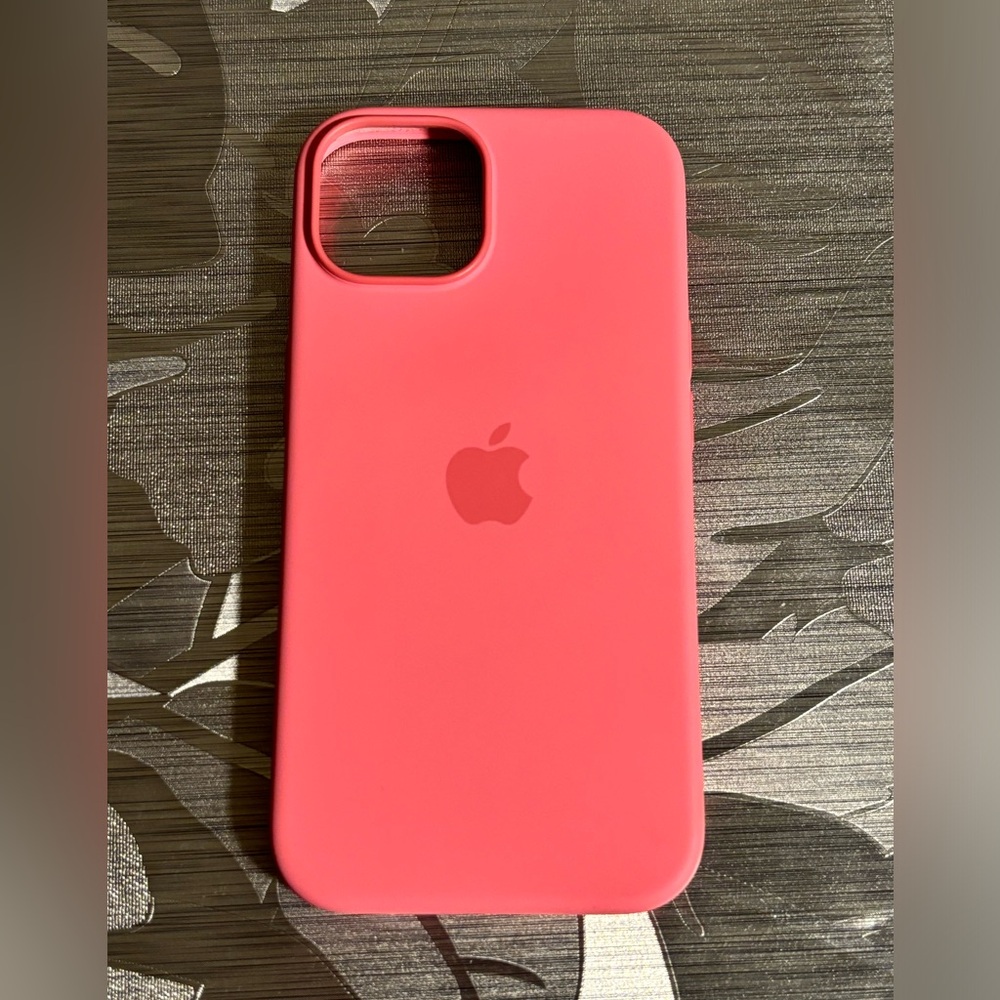 Apple iPhone 15 Pink Silicone MagSafe Case
